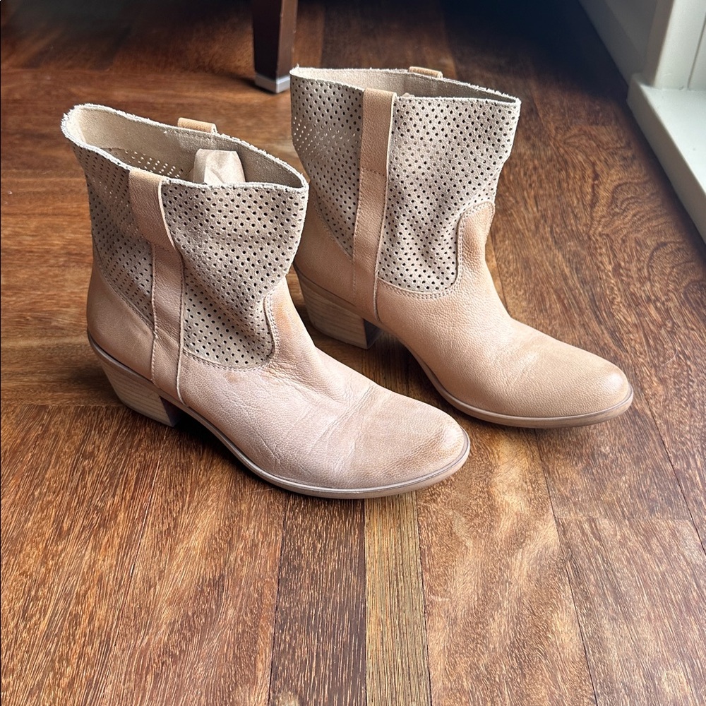 Joe Sanchez leather and suede ankle boots. Near new condition. Size 38/7.5